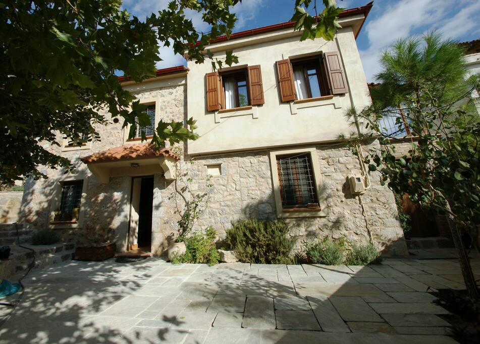 Η ΜΠΡΟΣΤΑ ΑΥΛΗ ΚΑΛΩΣΟΡΙΖΕΙ ΕΣΑΣ ΑΛΛΑ ΚΑΙ ΤΟΝ ΗΛΙΟ ΤΗΣ ΗΜΕΡΑΣ