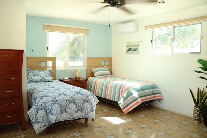 חדר 6: לבקשת האורח, ניתן להפריד מיטות למיטות יחיד