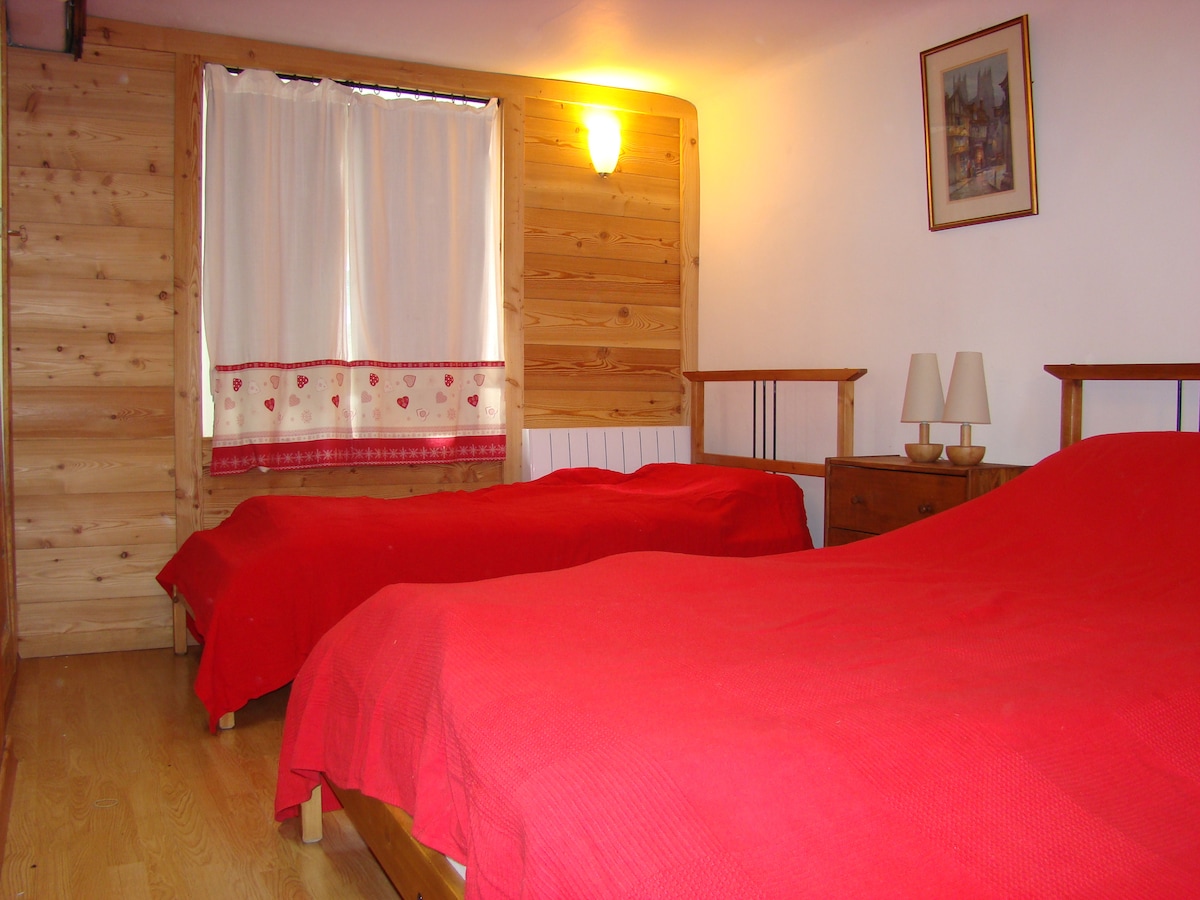 ห้องนอน 5 พร้อมเตียงคู่และเตียงเดี่ยว