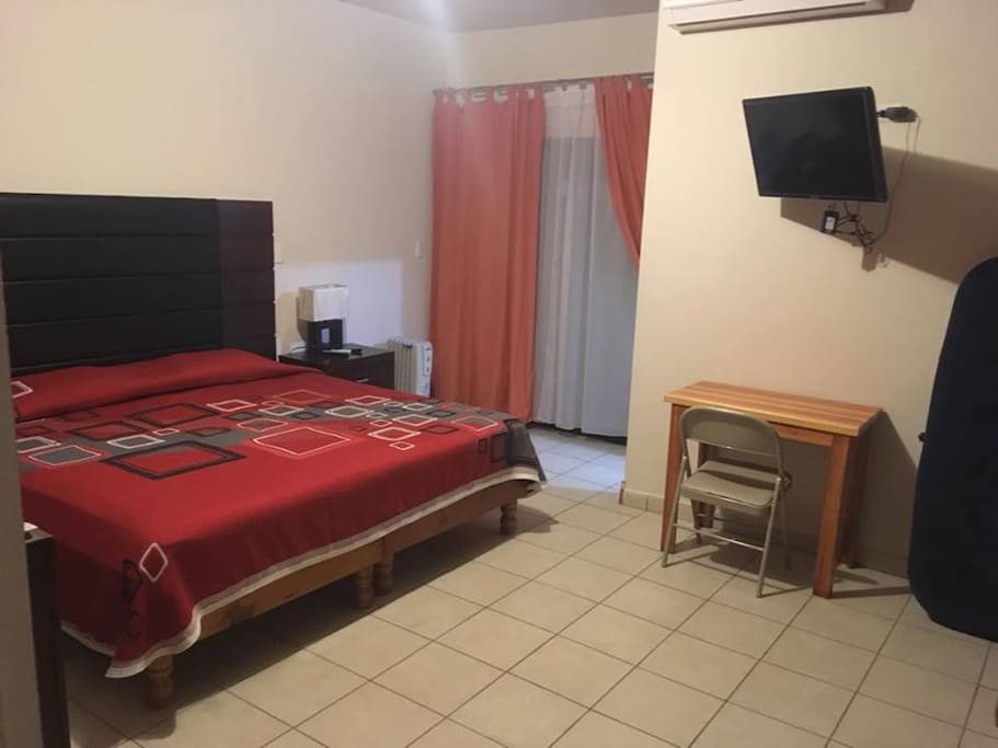 Recamara de la Suite con cama Kingsize, colchón inflable, pantalla TV señal de cable, internet, balcón con vista a la calle
