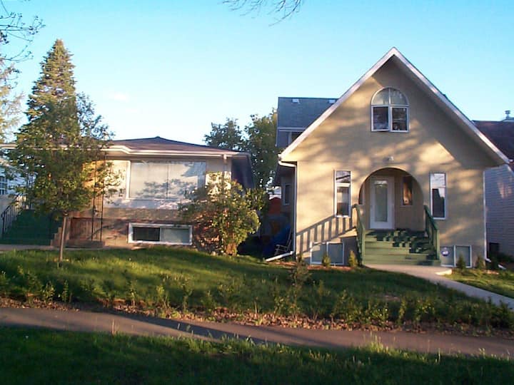 Single bedrooms close to the University of Alberta