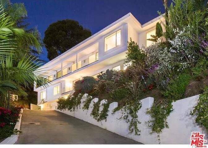 MODERN HOLLYWOOD HILLS ESTATE | 5B|Gated|Pool gallery image 3