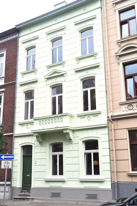 Schöne Fassade mit Stuckornamentik