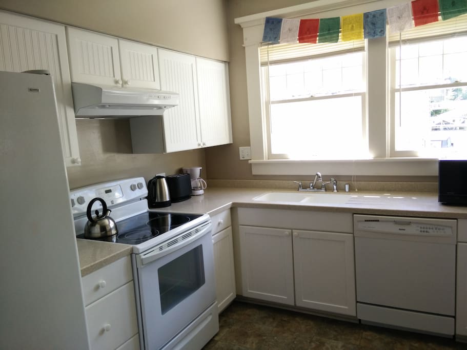 Kitchen: electric stove, oven, fridge, dishwasher