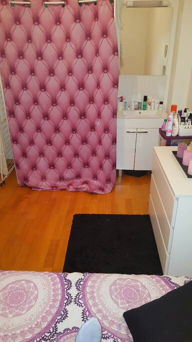 Lavabo dans la chambre très pratique