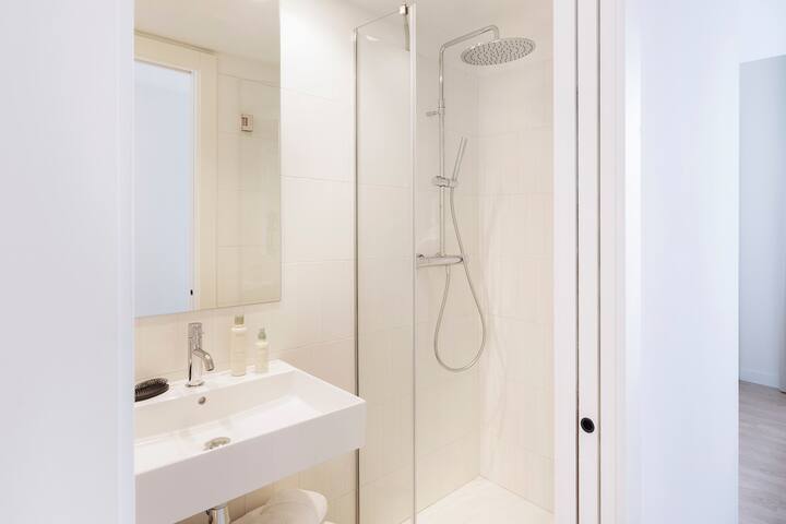 CERDÀ – Spacious Apartment in Barcelona Eixample gallery image 4