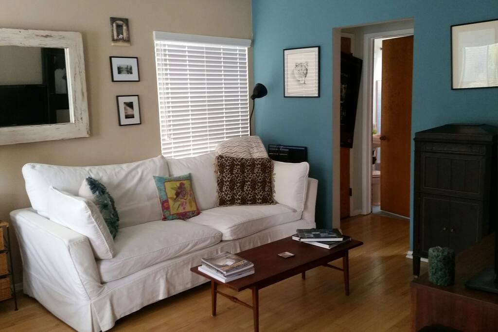 Living room with TV, stereo, Wi-Fi