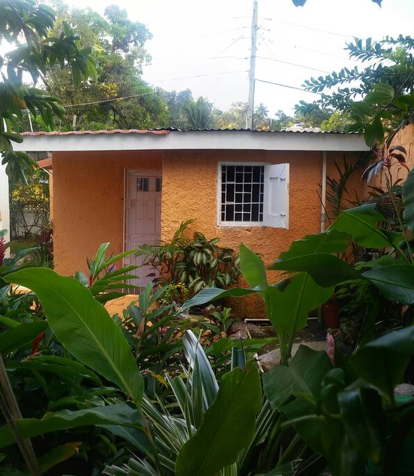 Cozy, Deluxe One Bedroom Cottage