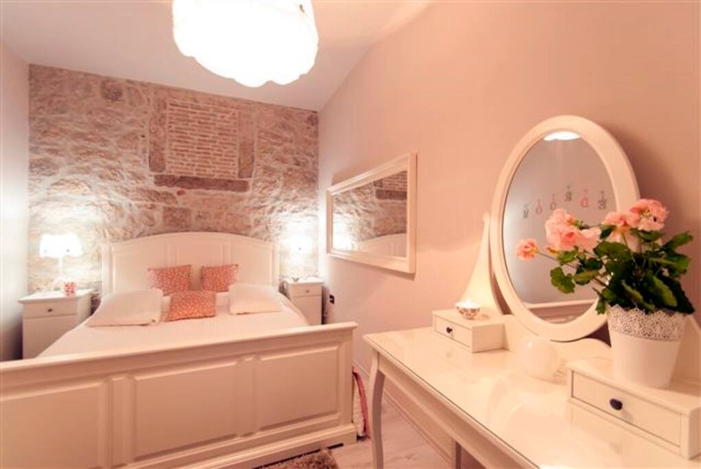 bedroom, chabby chic, stone wall