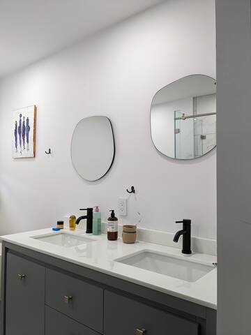 Midtown Modern w/ King Bed gallery image 2