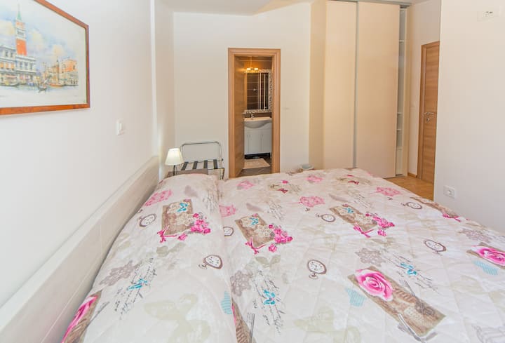 غرفة النوم الأولى على بعد ليون (2 *سرير 90 × 200) يمكن استخدامها كسرير بحجم كينغ أو تقسيمها إلى غرفة نوم مزدوجة