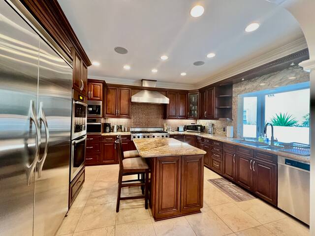 By Beverly Hills Family ❤️ Retreat 4Bed/3Bath House gallery image 2