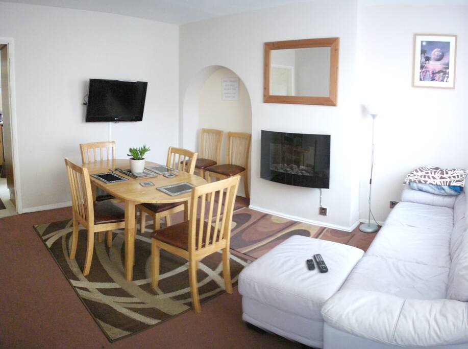 Living/dining area. (Includes 6 dining chairs).
