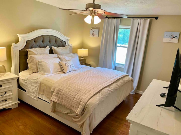 Основна спалня, бамбукови чаршафи, спално бельо, различни опции за възглавници, прикрепена баня, завеси за затъмнение. 