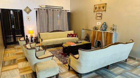Cheerful 2 bedroom  bungalow with free wifi parkin
