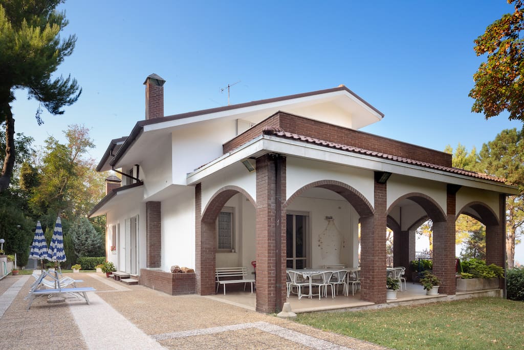 Portico attrezzato
Porch with table and chairs