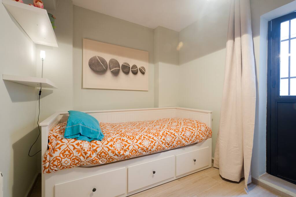 Bedroom for one or two people, with access to the private central patio. Dormitorio para una o dos personas, con acceso al patio interior privado.