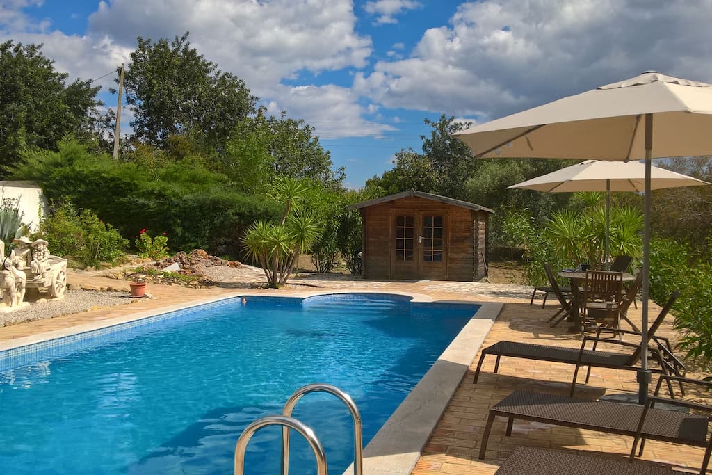 Piscine privée - chaises longues et parasols