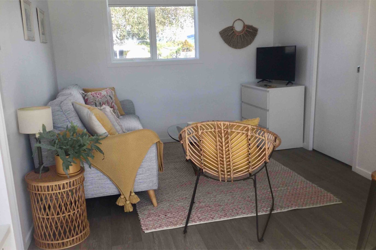 Top performing Airbnb: Papamoa Beach Cottage in Papamoa Beach