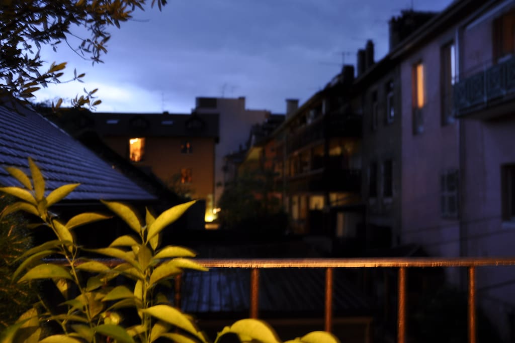 Vue de nuit depuis le balcon. Ce lieu pour moi a une certaine magie