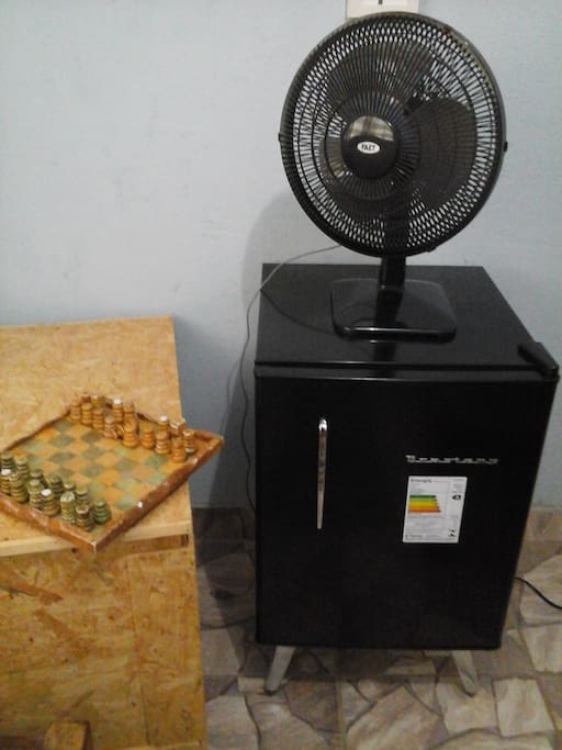 Frigobar disponível, ventilador e roupeiro