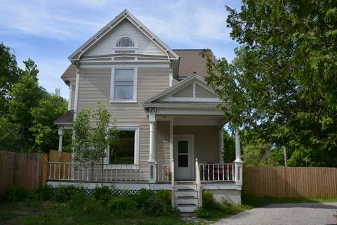 Farm House with private hot tub on Brewery Creek!