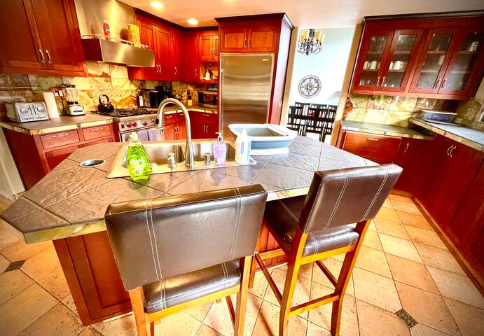 4 bed HotTub Firepit blks to beach Best Location! gallery image 5