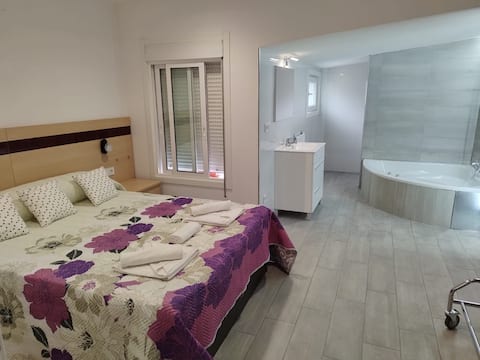 A villa with a barbecue and a swimming pool for exclusive use