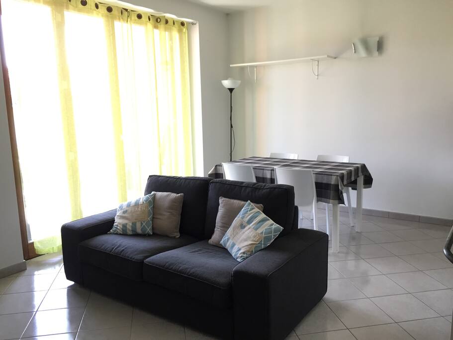 Il salotto con cucina a vista