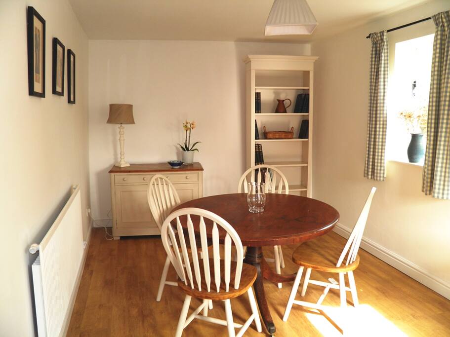 Entrance hall with dining table