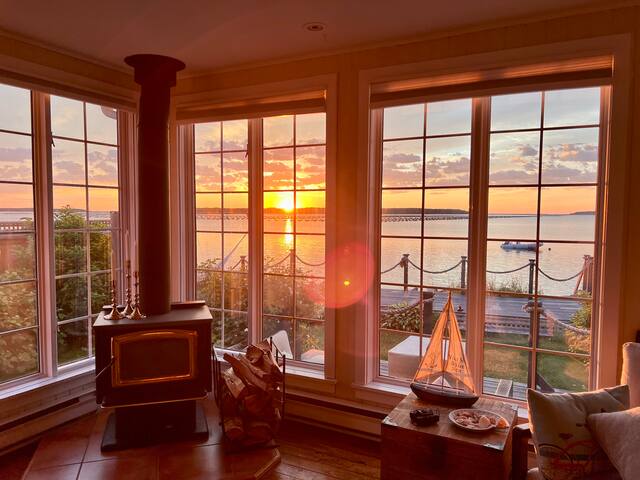 4 seasons waterfront cottage w hot tub & woodstove