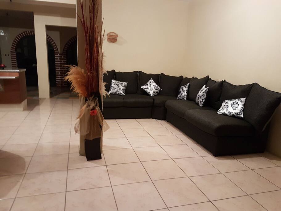 Sala de estar amplia y cómoda para recibir muchos huéspedes