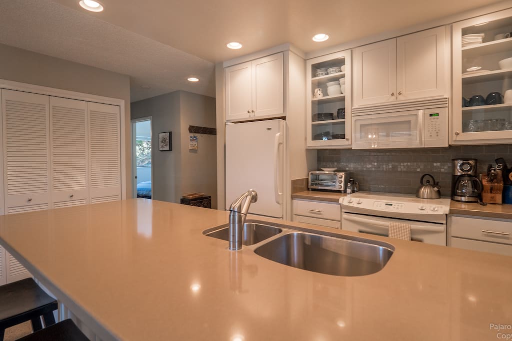 Fully equipped kitchen - dishwasher, coffee maker, electric range & oven. Vacation like you live here!