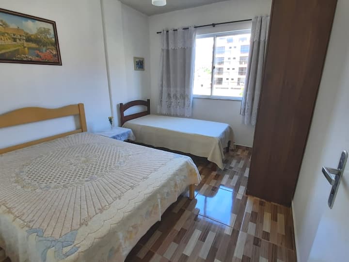 卧室：一张双人床、一张单人床和一个衣柜。