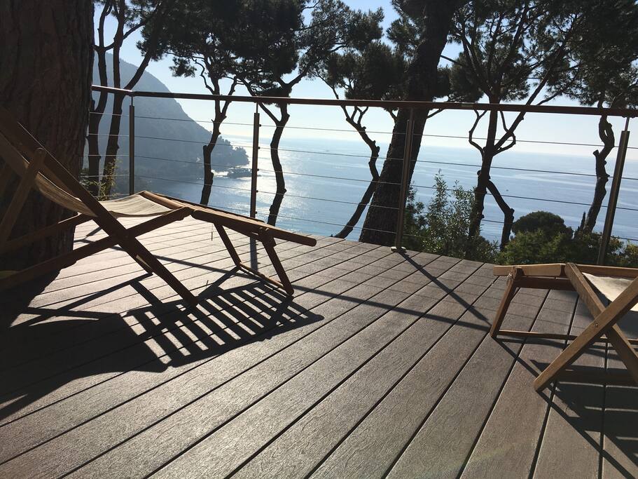 Terrasse inférieure, en bois, dans la végétation