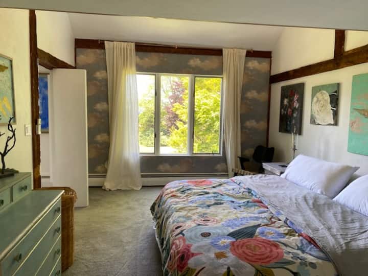 Primary bedroom (king size bed)