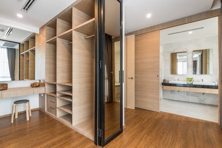 Luxury Stay in Central Bangkok With Roof-top Pool gallery image 5