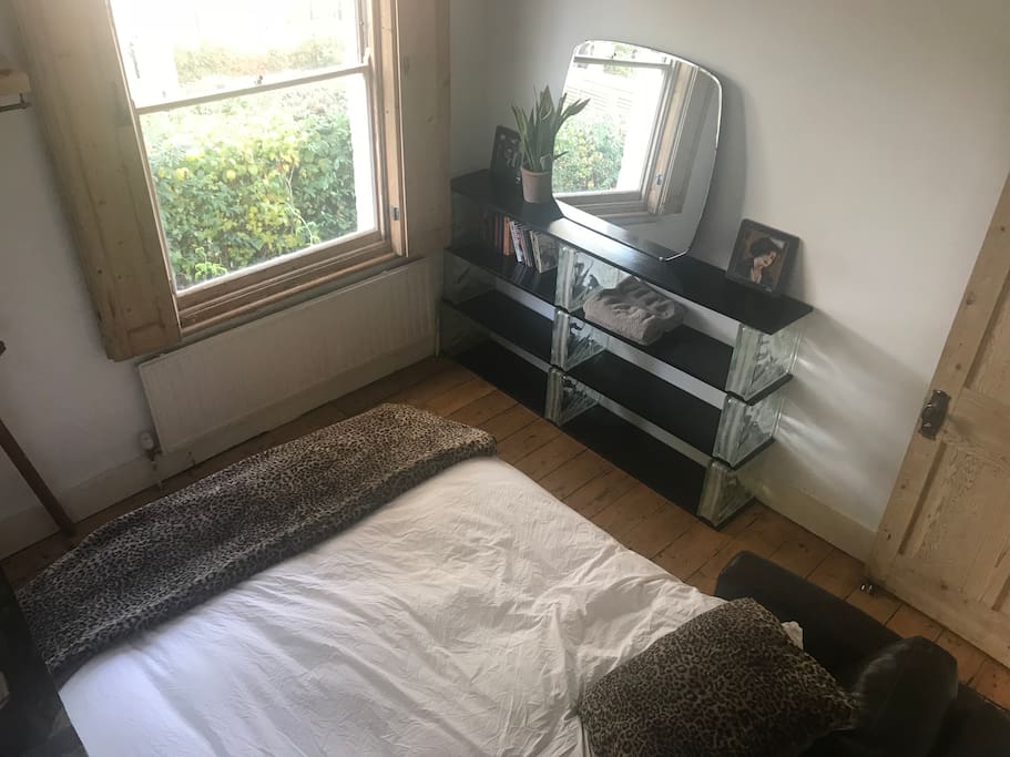 The studio - bedroom - lots of shelf space
