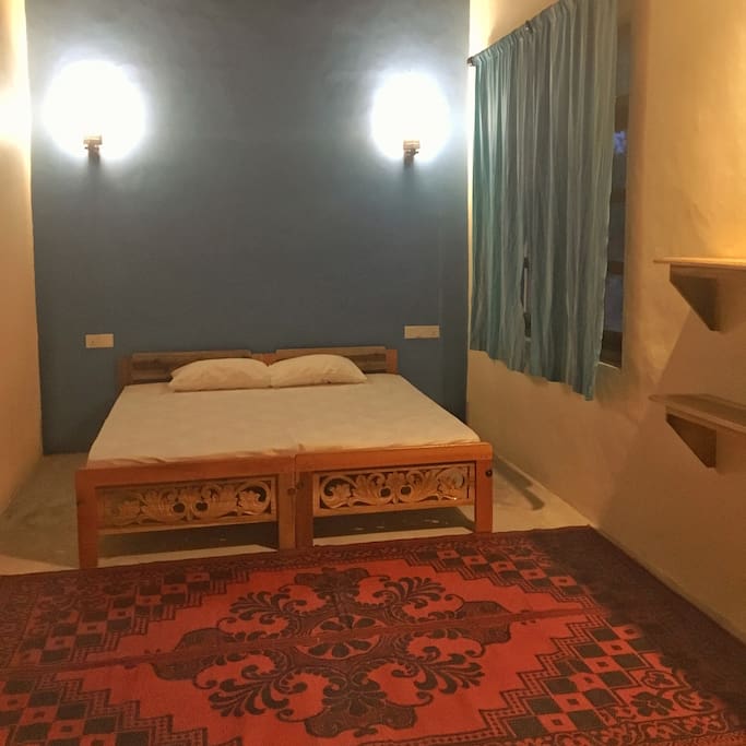 Double/2 single beds.