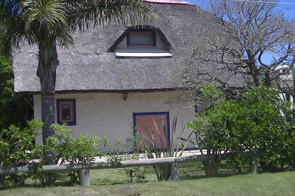 La casa tiene rejas en todas las ventanas y puertas de vidrio.