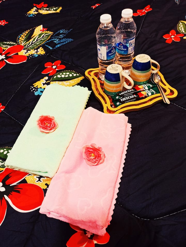 Besplatni pokloni za naše VIP goste: Nescafé kava i mineralna voda. Nove šalice, staklo, šalice, narod, žlica, štapići za jelo, ručnici, šampon za tijelo i šampon za kosu nalaze se u glavnoj spavaćoj sobi Jennifer MAMA Guesthouse Rawang Selangor Malezija.