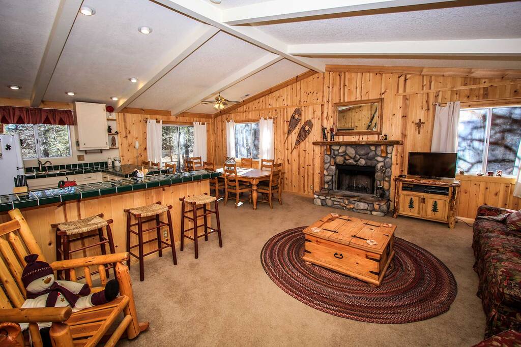 Chair,Furniture,Dining Room,Indoors,Room