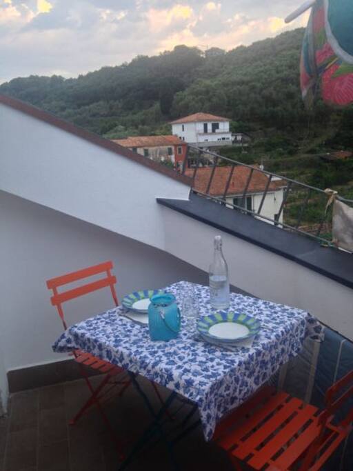 Terrazzino con vista sulle colline verdi di fronte (The Terrace)