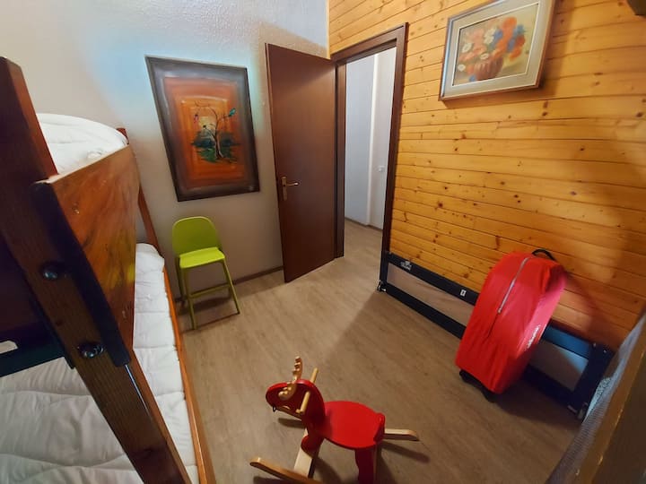 ห้องนอนพร้อมเตียงสองชั้นพื้นกลางคืน มีเตียง/เตียงเด็กอ่อน/เตียงตั้งแคมป์