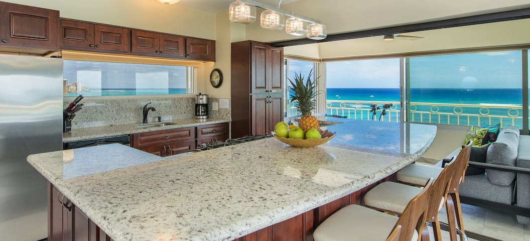 A View to Die for! 3bedroom 3bath on Waikiki Beach gallery image 5