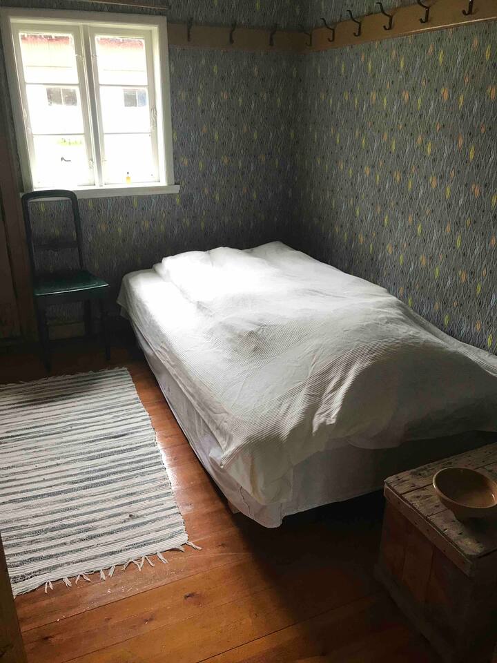 Uno de los dos dormitorios/árboles en la planta baja. Cama de 120 cm