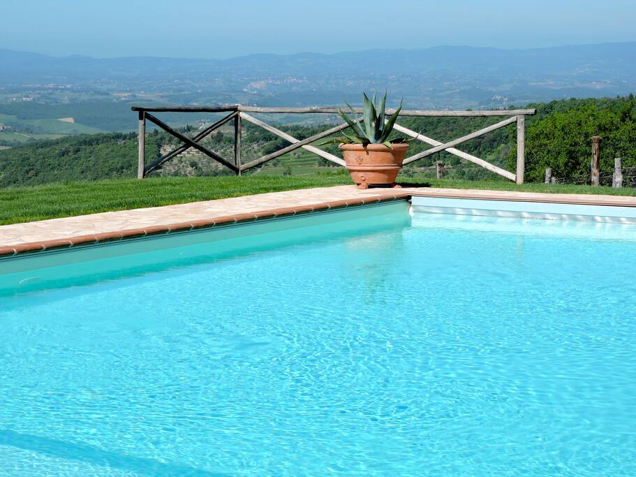 Piscina con veduta sulle colline del Chianti