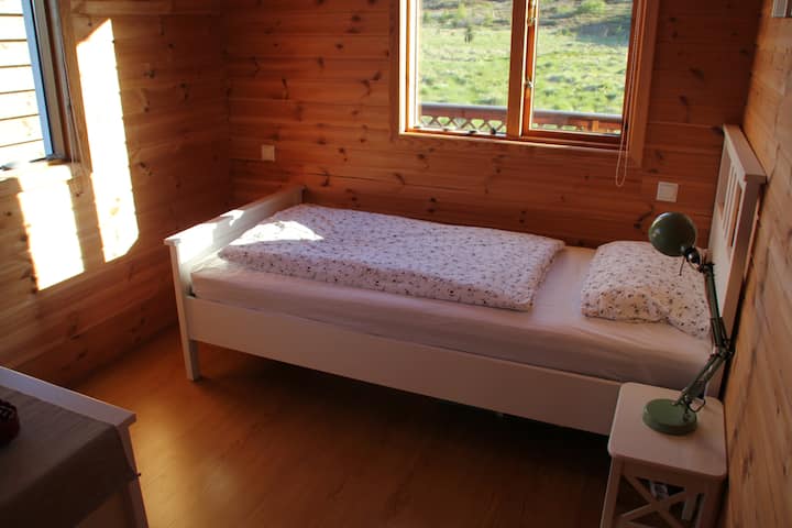 Posteľ je šírka 90 cm a dlhá 200 cm.