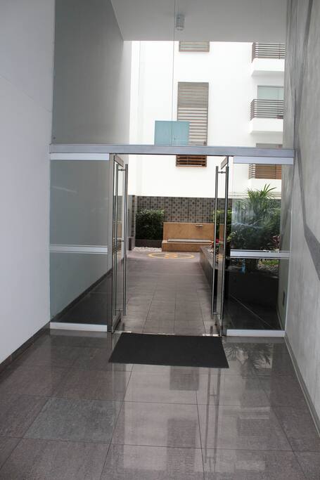 INGRESO AL EDIFICIO