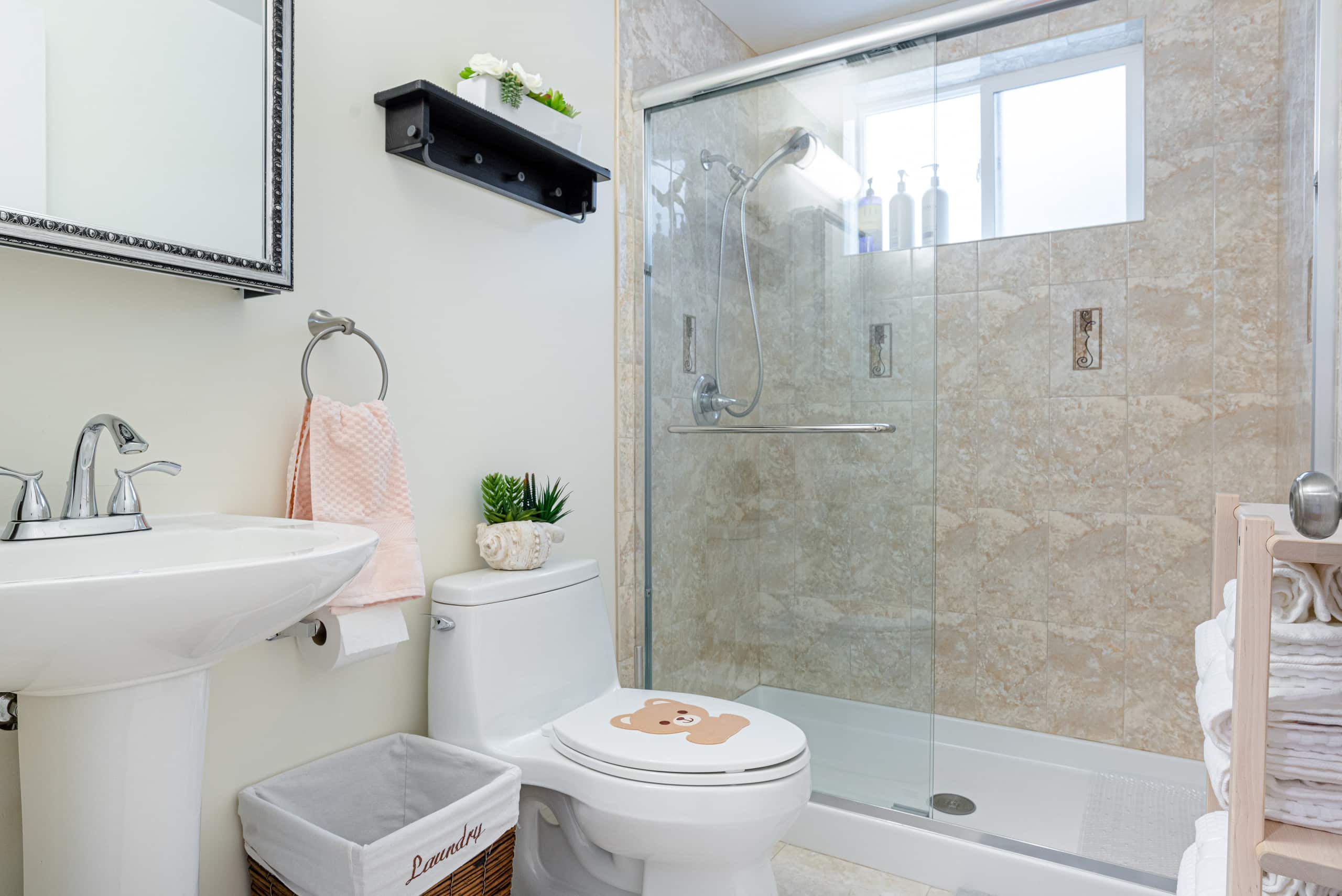Relaxed 3B/2Ba Home with Private Parking - Image 15